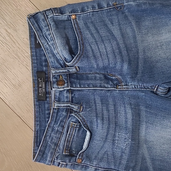 Judy Blue Jeans Women's sz 26 Relaxed Fit Mid Rise Distressed Crop Denim Jeans - Picture 3 of 14